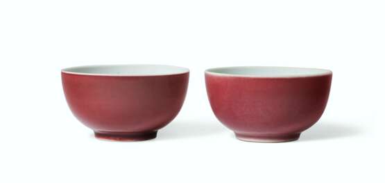 A PAIR OF SMALL COPPER-RED-GLAZED WINE CUPS - фото 1