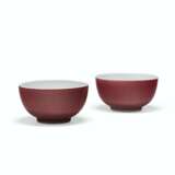 A PAIR OF SMALL COPPER-RED-GLAZED WINE CUPS - Foto 2