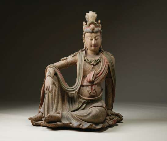 A LARGE PAINTED WOOD FIGURE OF A SEATED BODHISATTVA - фото 1