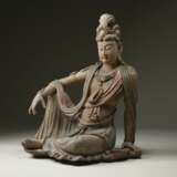 A LARGE PAINTED WOOD FIGURE OF A SEATED BODHISATTVA - фото 2