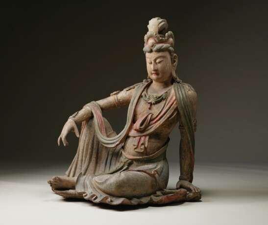 A LARGE PAINTED WOOD FIGURE OF A SEATED BODHISATTVA - Foto 2