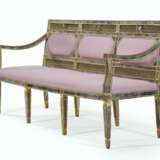A SOUTH ITALIAN GILTWOOD, GILT-LEAD MOUNTED AND REVERSE-PAIN... - photo 2