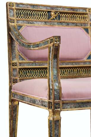 A SOUTH ITALIAN GILTWOOD, GILT-LEAD MOUNTED AND REVERSE-PAIN... - photo 4