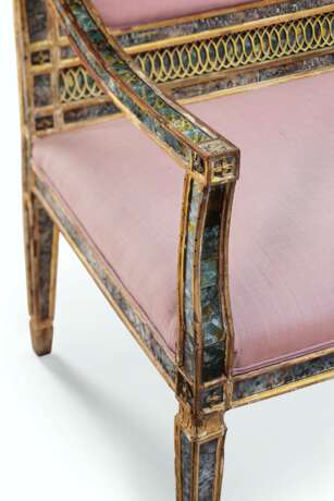 A SOUTH ITALIAN GILTWOOD, GILT-LEAD MOUNTED AND REVERSE-PAIN... - фото 5