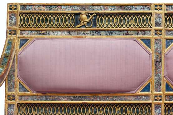 A SOUTH ITALIAN GILTWOOD, GILT-LEAD MOUNTED AND REVERSE-PAIN... - фото 7