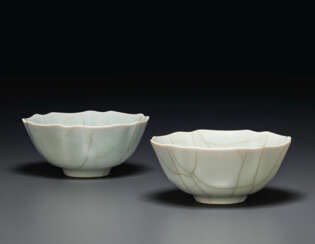 A PAIR OF GUAN-STYLE FOLIATE BOWLS