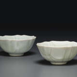 A PAIR OF GUAN-STYLE FOLIATE BOWLS - фото 1