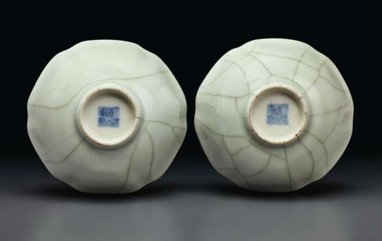 A PAIR OF GUAN-STYLE FOLIATE BOWLS - photo 2