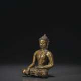 A GILT-BRONZE FIGURE OF BUDDHA SHAKYAMUNI - фото 2