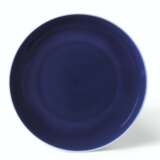 A BLUE-GLAZED DISH - Foto 1