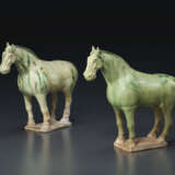 A PAIR OF SMALL GREEN AND STRAW-GLAZED POTTERY FIGURES OF HO... - Foto 1