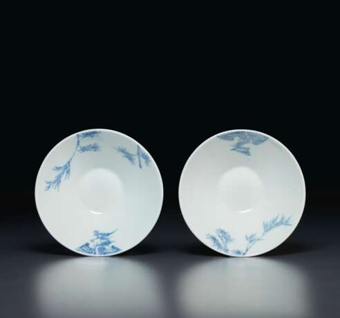 A PAIR OF BLUE AND WHITE 'PHOENIX AND BAMBOO' CONICAL BOWLS ... - фото 1