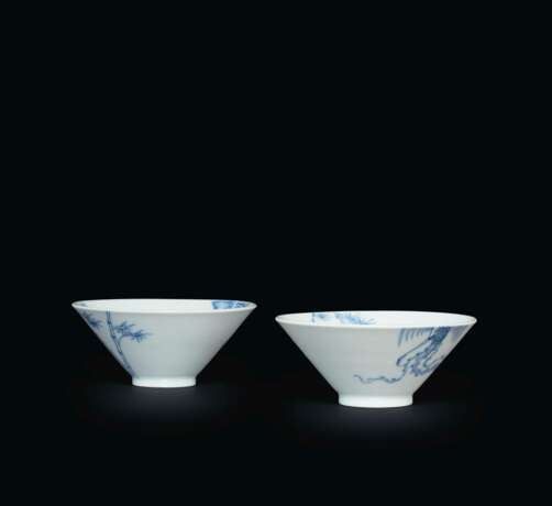 A PAIR OF BLUE AND WHITE 'PHOENIX AND BAMBOO' CONICAL BOWLS ... - фото 2
