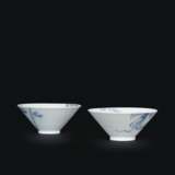 A PAIR OF BLUE AND WHITE 'PHOENIX AND BAMBOO' CONICAL BOWLS ... - Foto 2