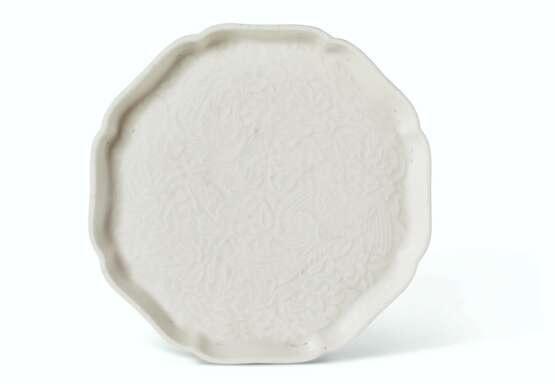 A MOLDED 'SOFT PASTE' LOBED OCTAGONAL DISH - фото 1