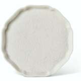 A MOLDED 'SOFT PASTE' LOBED OCTAGONAL DISH - Foto 1