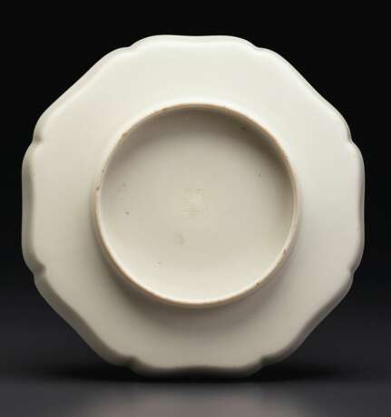 A MOLDED 'SOFT PASTE' LOBED OCTAGONAL DISH - фото 2
