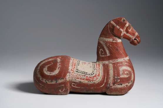 A PAINTED DARK GREY POTTERY TORSO OF A HORSE - Foto 2