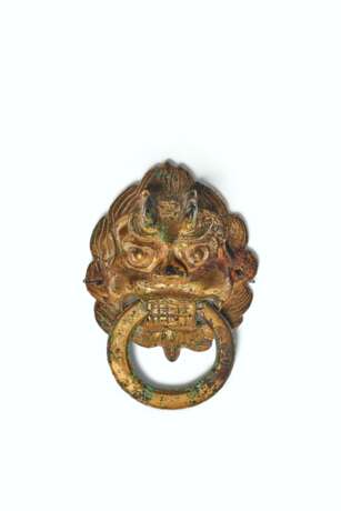 A GILT-BRONZE LEONINE MASK-FORM FITTING WITH LOOSE RING - фото 1