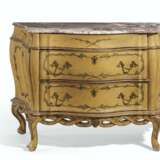 A NORTH ITALIAN POLYCHROME-PAINTED AND MECCA COMMODE - Foto 1