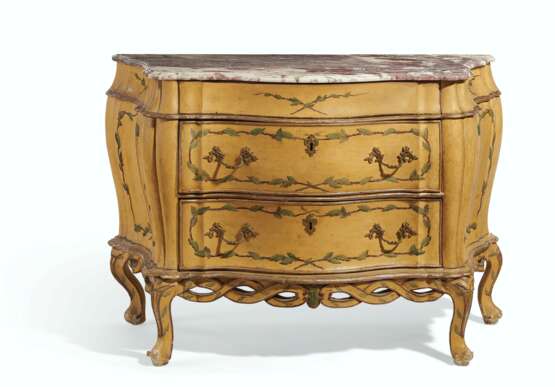 A NORTH ITALIAN POLYCHROME-PAINTED AND MECCA COMMODE - Foto 1
