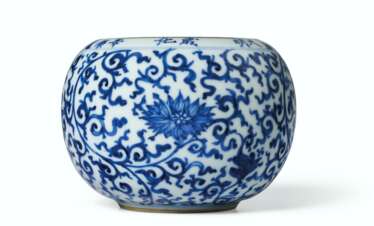 A BLUE AND WHITE GLOBULAR WATER POT