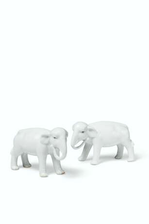 A SMALL PAIR OF HIRADO WARE MODELS OF ELEPHANTS - photo 1