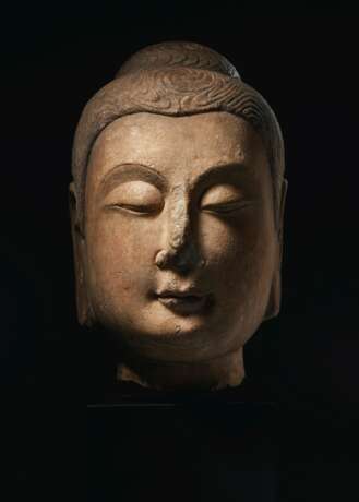 A VERY RARE AND IMPORTANT MARBLE HEAD OF BUDDHA - Foto 1