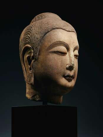 A VERY RARE AND IMPORTANT MARBLE HEAD OF BUDDHA - Foto 2