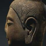 A VERY RARE AND IMPORTANT MARBLE HEAD OF BUDDHA - Foto 4