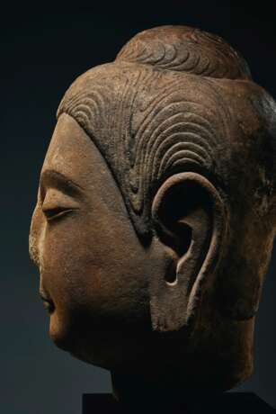 A VERY RARE AND IMPORTANT MARBLE HEAD OF BUDDHA - Foto 4