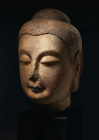 A VERY RARE AND IMPORTANT MARBLE HEAD OF BUDDHA - Foto 5