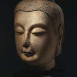 A VERY RARE AND IMPORTANT MARBLE HEAD OF BUDDHA - Foto 5