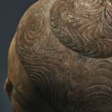 A VERY RARE AND IMPORTANT MARBLE HEAD OF BUDDHA - Foto 6