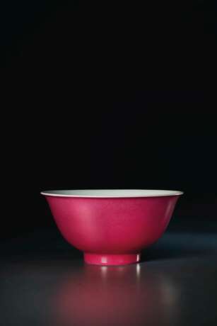 A SMALL ANHUA-DECORATED RUBY-ENAMELED BOWL - photo 2
