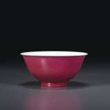 A SMALL ANHUA-DECORATED RUBY-ENAMELED BOWL - фото 3