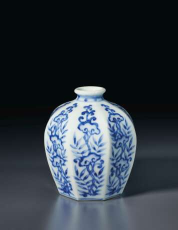 A RARE BLUE AND WHITE OCTAGONAL JARLET - photo 1