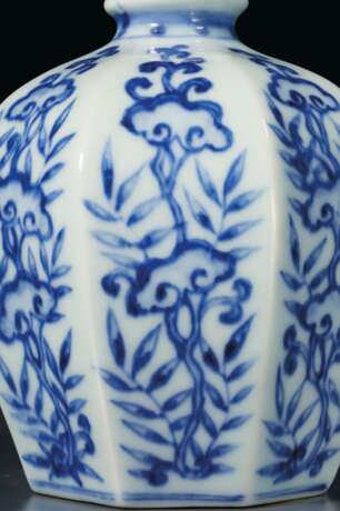 A RARE BLUE AND WHITE OCTAGONAL JARLET - photo 3