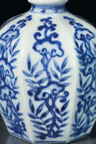 A RARE BLUE AND WHITE OCTAGONAL JARLET - photo 4