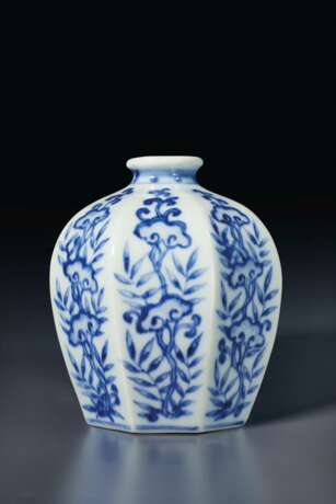 A RARE BLUE AND WHITE OCTAGONAL JARLET - photo 5