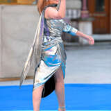 WORN BY KYLIE MINOGUE RALPH & RUSSO'S SILVER LIQUID VELVET ASYMMETRIC DRESS - Foto 3