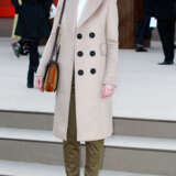 MICHELLE DOCKERY'S BEIGE CASHMERE COAT AND PALE BLUE AND BLACK-CHECKED SUIT - фото 2