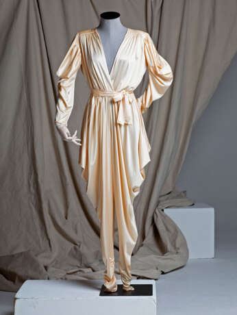 KATE MOSS'S CHAMPAGNE-COLOURED JUMPSUIT - фото 1