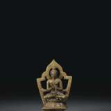 A RARE SILVER-INLAID BRONZE FIGURE OF BUDDHA SHAKYAMUNI - Foto 1