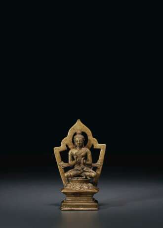 A RARE SILVER-INLAID BRONZE FIGURE OF BUDDHA SHAKYAMUNI - Foto 1