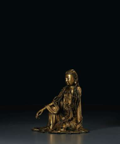 A VERY RARE GILT-BRONZE FIGURE OF WHITE-ROBED GUANYIN - photo 3