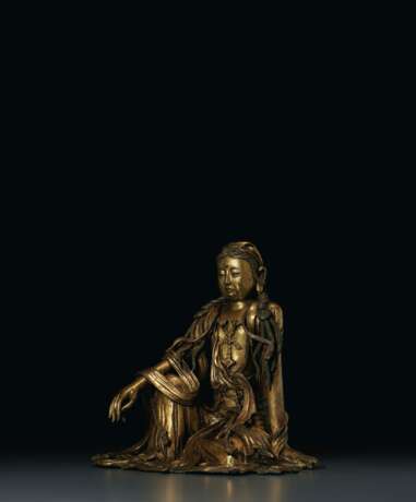 A VERY RARE GILT-BRONZE FIGURE OF WHITE-ROBED GUANYIN - фото 5