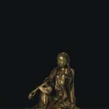 A VERY RARE GILT-BRONZE FIGURE OF WHITE-ROBED GUANYIN - photo 5