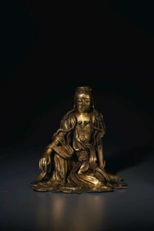 A VERY RARE GILT-BRONZE FIGURE OF WHITE-ROBED GUANYIN - фото 8