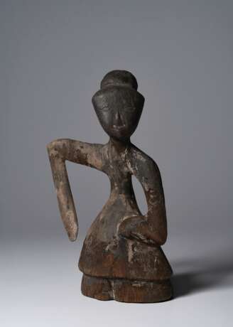 A LACQUERED WOOD FIGURE OF A FEMALE DANCER - Foto 2